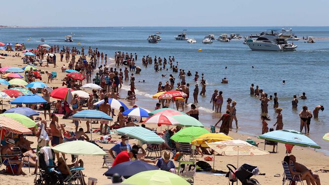 Las im&aacute;genes m&aacute;s destacadas del primer domingo de verano en las playas de Huelva