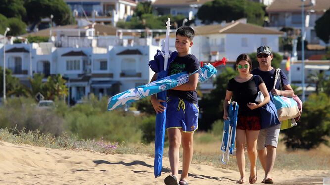Las im&aacute;genes m&aacute;s destacadas del primer domingo de verano en las playas de Huelva
