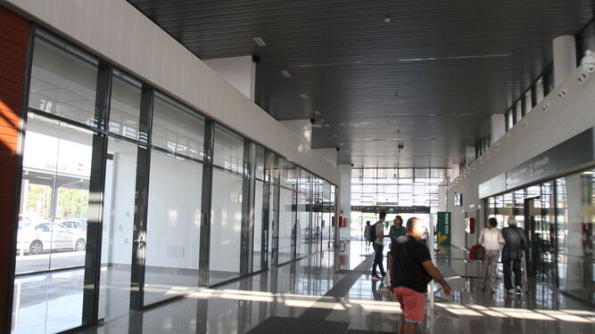 Imagen del interior de la estación de trenes de la capital onubense.