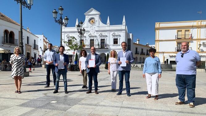 Representantes de PSOE, IU y Cs en la presentación de la moción en la localidad cartayera.