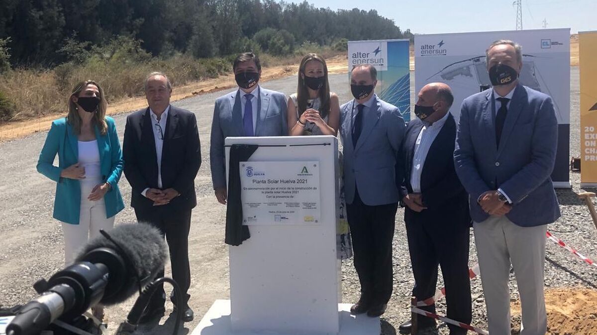 Autoridades y responsables de Alter Enersun, en el acto de primera piedra de la planta que la compañía construye en Huelva.