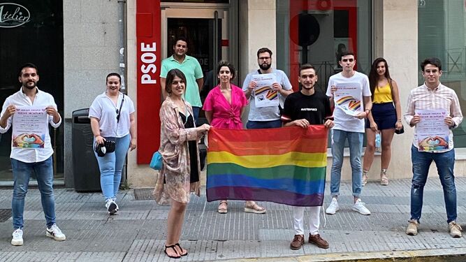 El PSOE expone la bandera del arcoíris en su sede provincial.