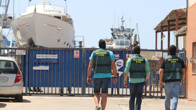 Una de las intervenciones de la fase de explotación de la operación Colón, en un astillero de Isla Cristina el martes.