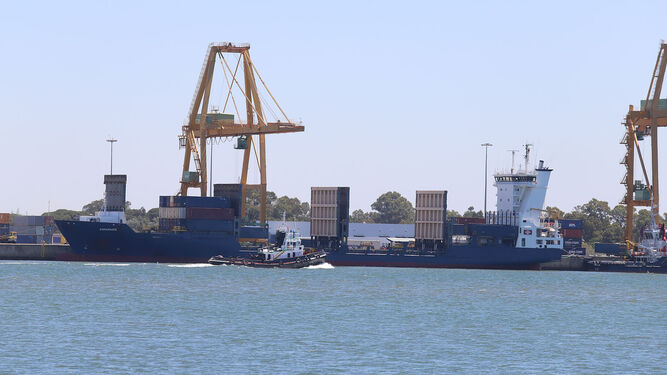 Un buque portacontenedores en el Muelle Sur del Puerto de Huelva.