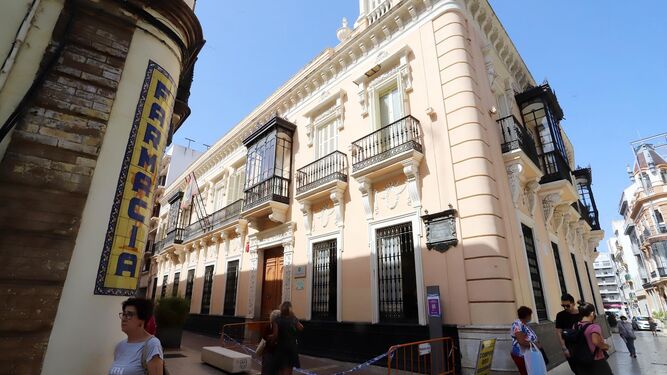 Zona acordonada en el edificio Mora Claros de Huelva