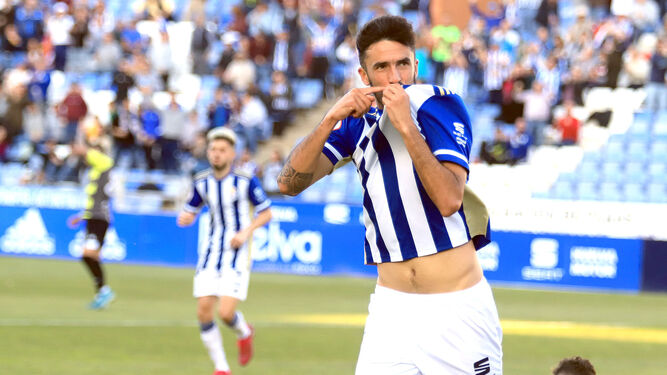 El delantero onubense Alberto Quiles celebra un gol frente al Atlético Sanluqueño.