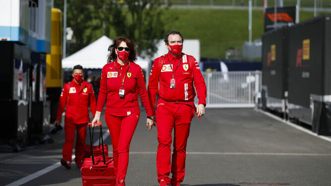 Dos miembros de la escudería Ferrari pasean por el 'paddock' del Red Bull Ring de Spielberg.