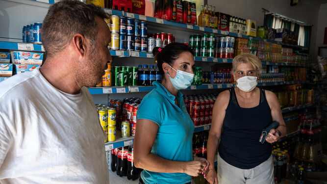 Pedro Quintero, María Victoria Domínguez y Mari Carmen Naranjo en el supermercado Las Marismas, debatiendo sobre el asunto.
