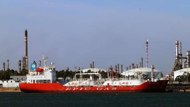 Un buque cargado con Gas Natural en los muelles de Enagás del Puerto Exterior.