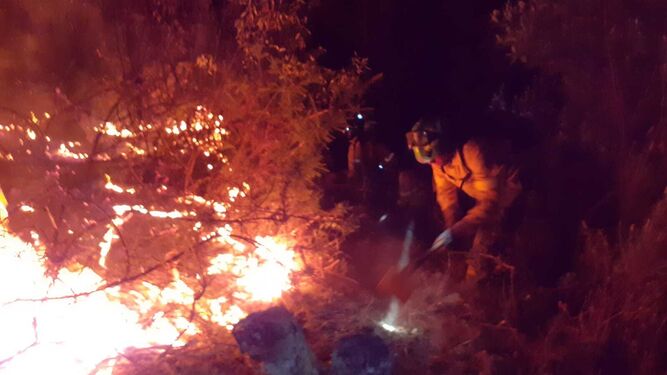 Bomberos combatiendo las llamas en el incendio de Almonaster.reas