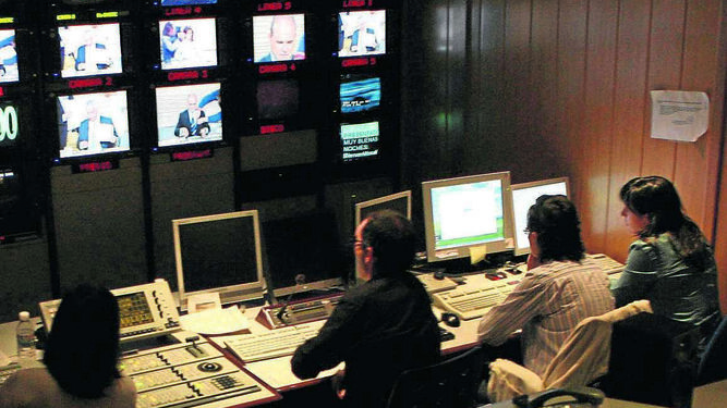 Sala de control en uno de los estudios de Radio Televisión de Andalucía.