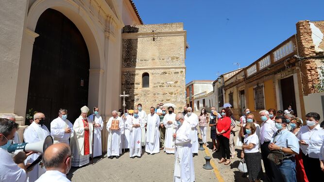 Un momento del acto celebrado a las puertas de la parroquia mayor de San Pedro.