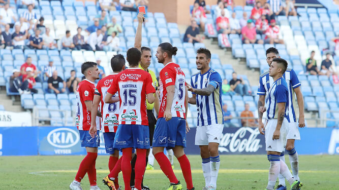 El árbitro le muestra la roja a Mario Gómez (dorsal 5) durante el Recre-Don Benito.