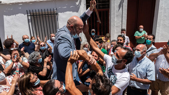 Alexis Landero manteado por familiares, amigos y militantes a su salida como alcalde del teatro municipal a mediodía de ayer.