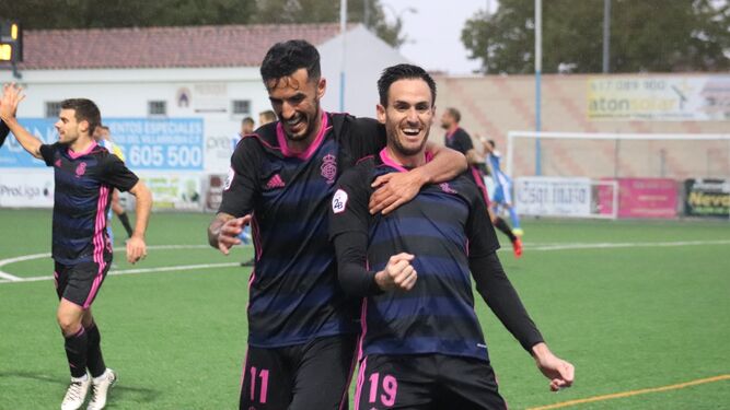 Quiles felicita a Rubén Cruz tras el gol que anotó el sevillano en Villarrubia.