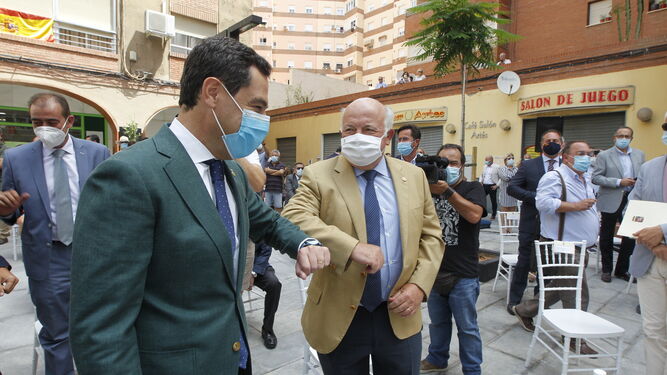 El presidente andaluz, Juanma Moreno, y consejero de Salud, Jesús Aguirre, en Almería.