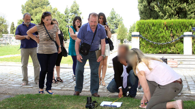 Víctimas de los robos de bebés en Huelva señalan a la Policía el lugar del supuesto enterramiento de su hijo en la fosa común del cementerio de La Soledad.