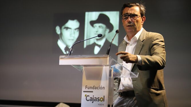 Un momento de la ponencia de José Manuel Rico García en la Fundación Cajasol en Huelva.