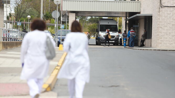 Dos enfermeras se dirigen a la zona de Urgencias del Juan Ramón Jiménez.