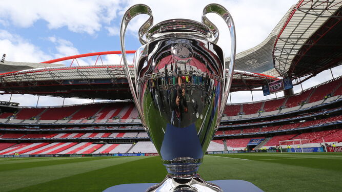 El trofeo de la Champions League en el estadio en el que se jugó la final de 2020.