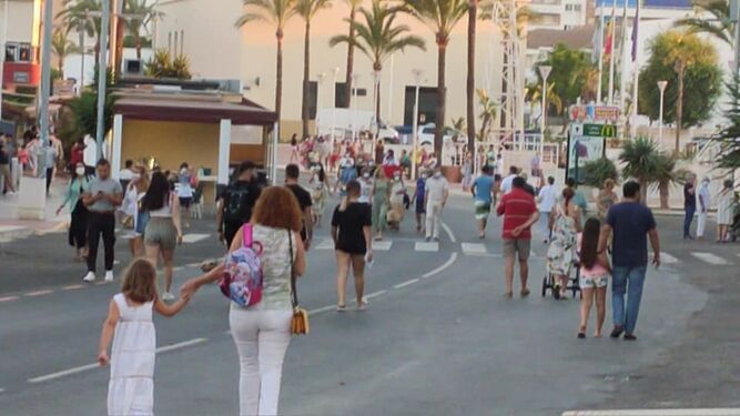 Tránsito de peatones por la avenida de Andalucía.