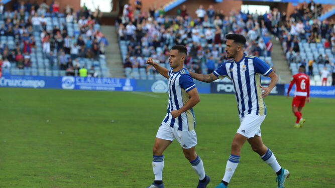Gerard Vergé celebra, en compañía de Quiles, el gol que marcó al Recreativo Granada en el Nuevo Colombino.
