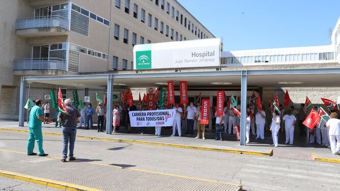 Concentración a las puertas del Hospital Juan Ramón Jiménez.