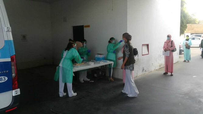 Las temporeras se hacen las pruebas en el centro de salud de Bonares.