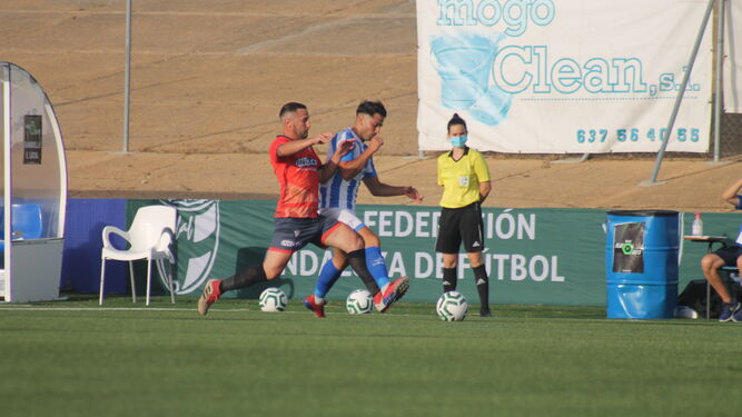 Samu Barroso (Bollullos) intenta zafarse de David Pereira (Cerreño) durante la semifinal del pasado sábado.
