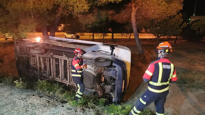 Los bomberos rescatan a una autocaravana que volcó en el aparcamiento del Infanta Elena