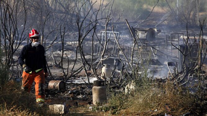 Incendio en uno de los asentamientos chabolistas de Lepe.