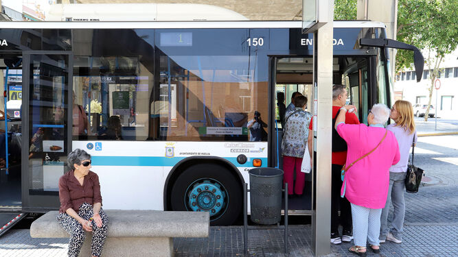 Imagen de archivo. Varias personas guardan cola en un autobús urbano.