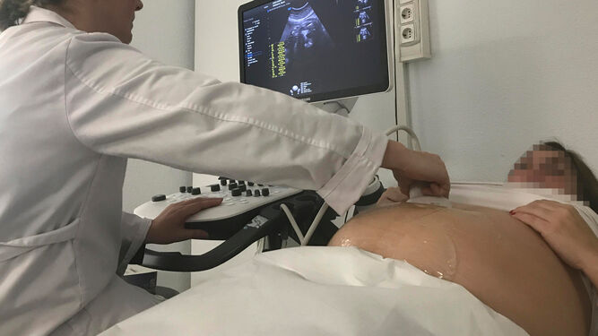Una mujer embarazada durante una revisión en un centro hospitalario