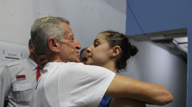 Gonzalo Marín abraza a su hija tras ganar el Campeonato de Europa de 2018.