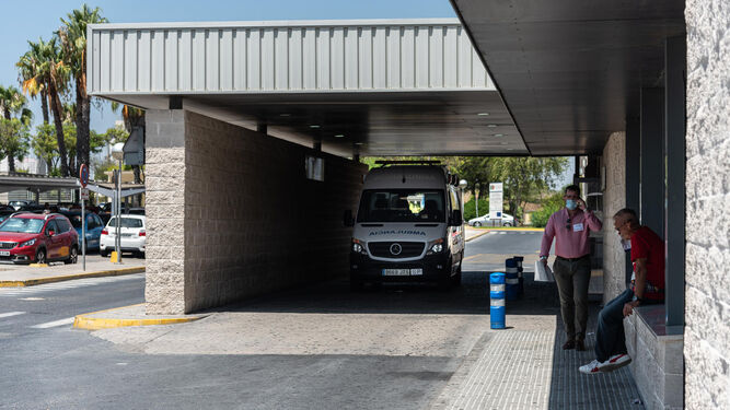 Entrada a la unidad de Urgencias del hospital Juan Ramón Jiménez.