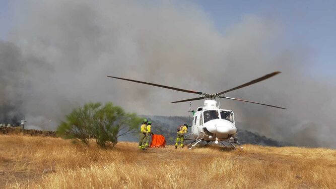 Uno de los helicópteros desplazados hasta la localidad de Cumbres Mayores.