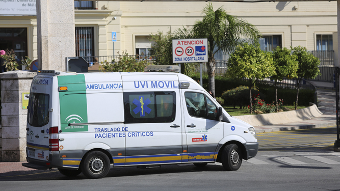 Una ambulancia accede al Hospital Regional de Málaga.