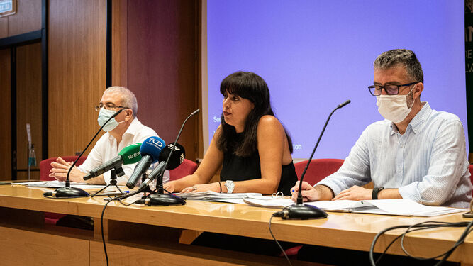 José Orihuela, Estela Villalba y Antonio Pérez, en la rueda de prensa de ayer en Educación.