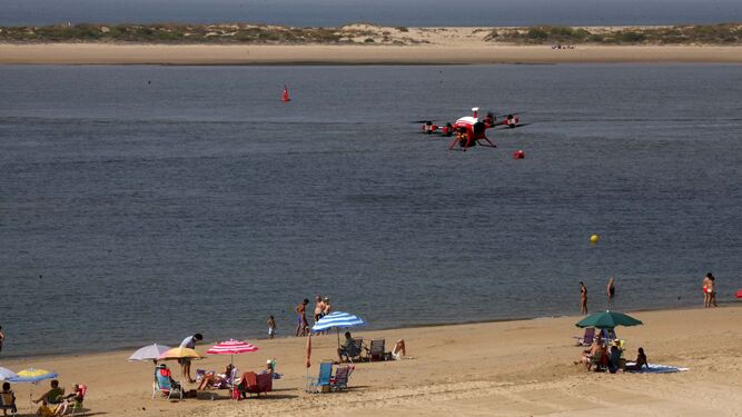 Un dron sobrevuela la playa de Nuevo Portil.
