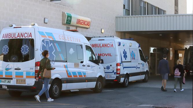 Ambulancias en el Hospital Juan Ramón Jiménez.