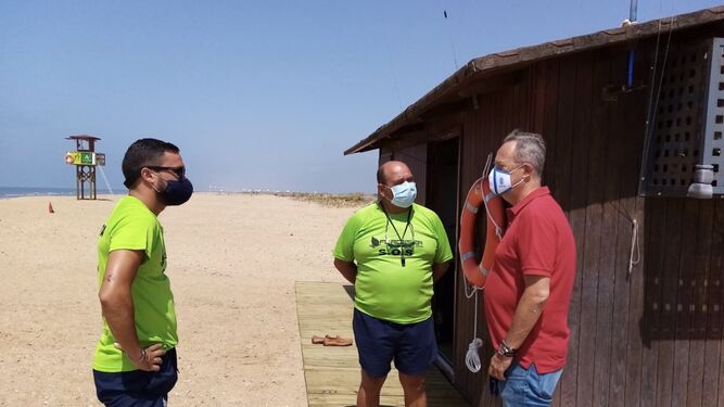 Visita del concejal de Urbanismo, Manuel Gómez, al dispositivo desplegado en la playa de El Espigón.