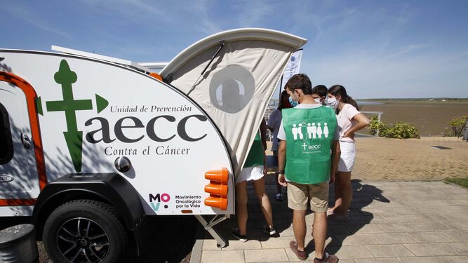 Un de los Puntos móviles de Salud Solar de la AECC que recorre Huelva.