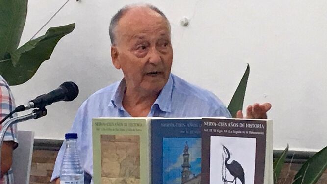 Antonio Vázquez, junto a los tres libros sobre la historia de Nerva.