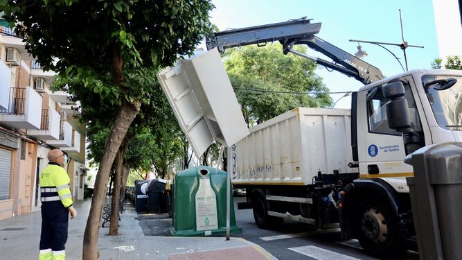 Operarios del Ayuntamiento de Huelva retiran muebles voluminosos de las calles.