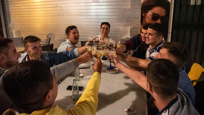 Un grupo de amigos brinda en la noche del viernes en una terraza puntaumbrieña.