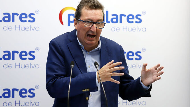 El presidente provincial del PP, Manuel Andrés González, en una rueda de prensa.