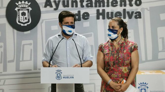 Guillermo García de Longoria y Noelia Álvarez, durante una rueda de prensa.
