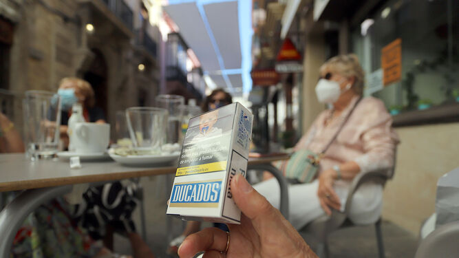Un grupo de amigas de fumadoras y no fumadoras en pleno centro de Huelva.