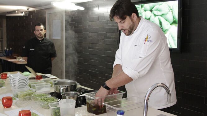 El chef onubense Xanty Elías, durante una acción gastronómica sobre el garbanzo verde realizada hace unos meses en el restaurante Acánthum.