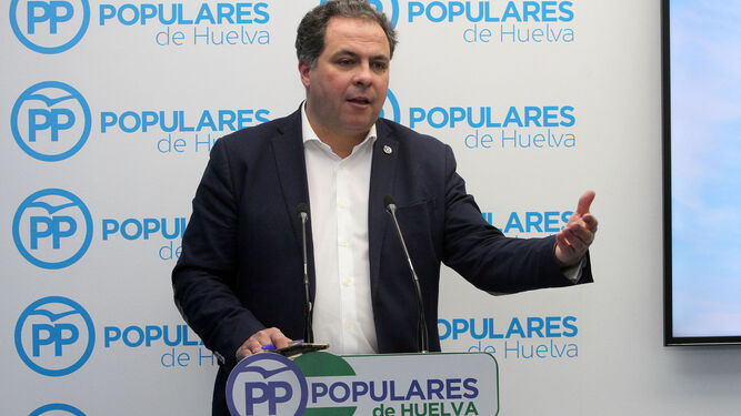El diputado provincial Juan Carlos Duarte, en una rueda de prensa.